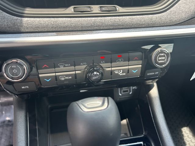 New 2025 Jeep Compass Latitude w/ Sun & Sound Group image 30