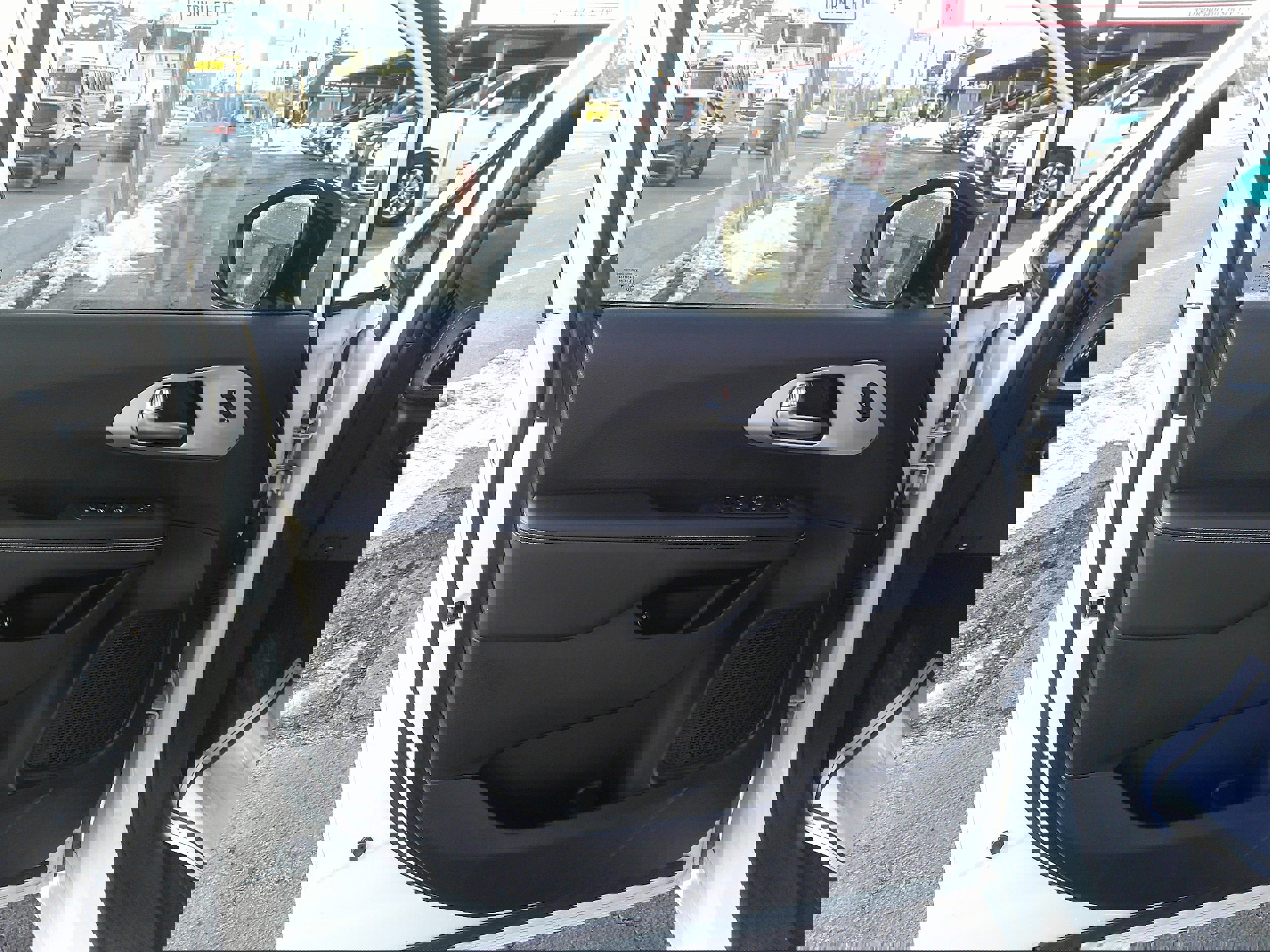 Used 2024 Chrysler Pacifica Select image 16