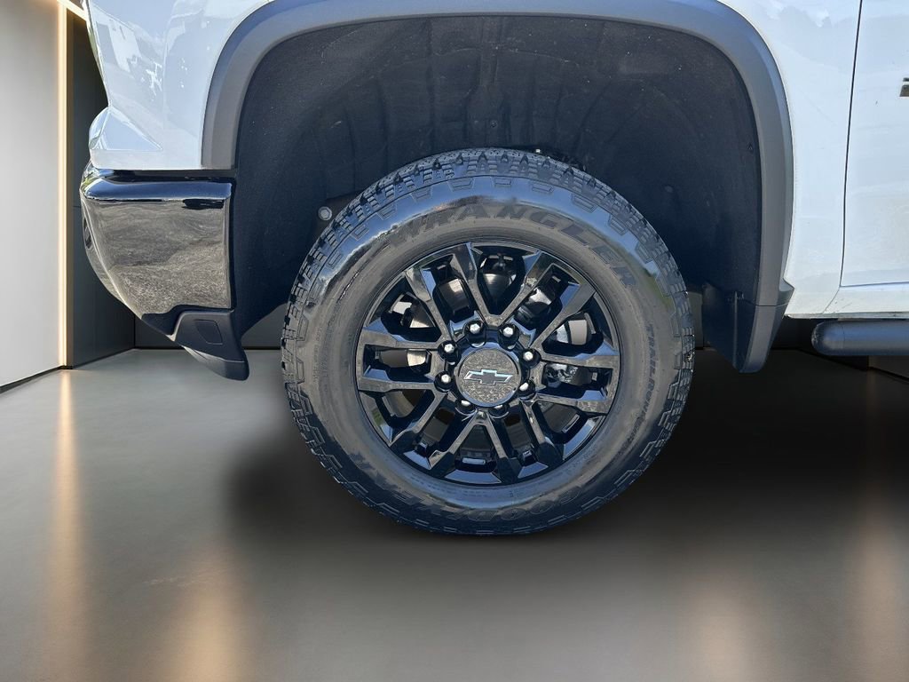 Used 2025 Chevrolet Silverado 2500 Custom w/ Custom Convenience Package AWD/4WD image 9