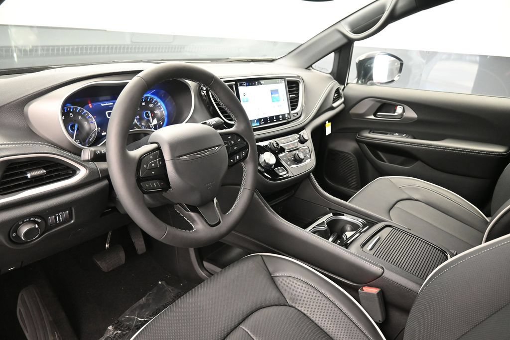 New 2027 Chrysler Pacifica Limited FWD image 18
