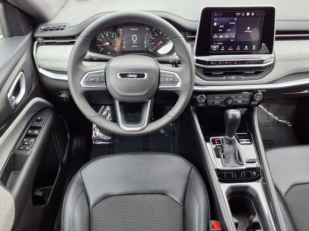 Used 2025 Jeep Compass Latitude AWD/4WD image 5
