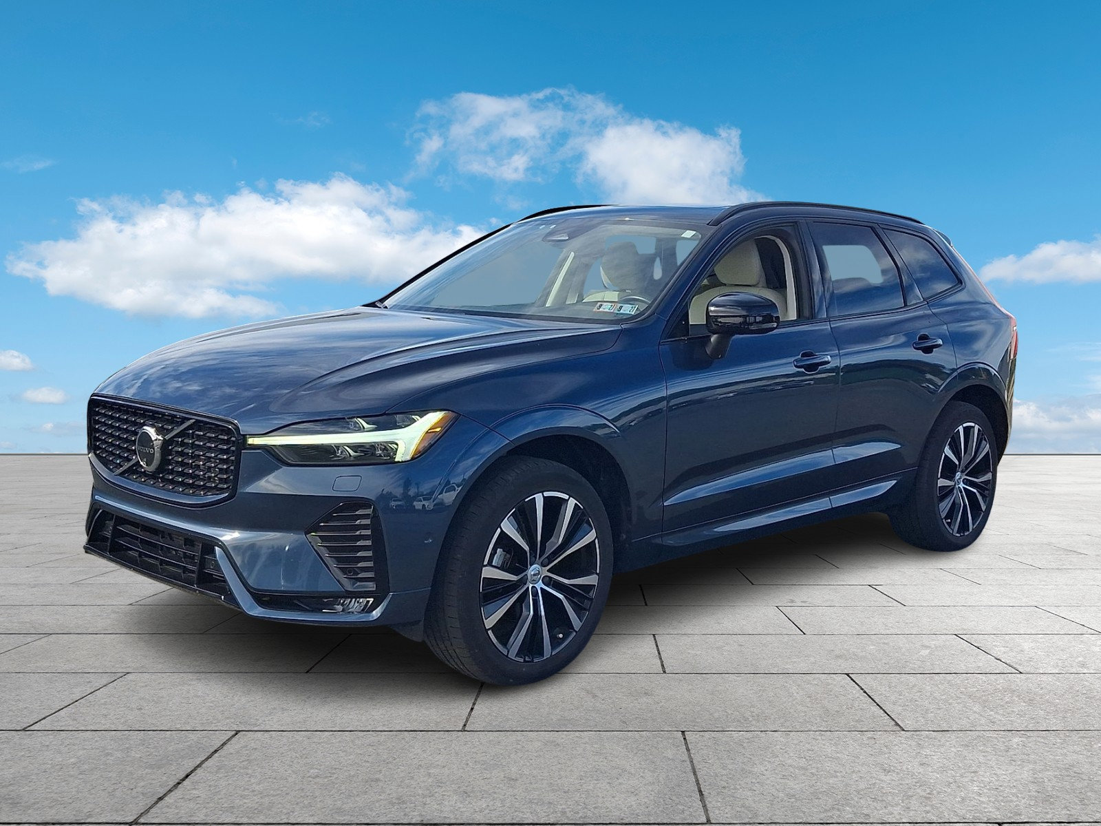 Used 2024 Volvo XC60 B5 Plus w/ Climate Package AWD/4WD image 3