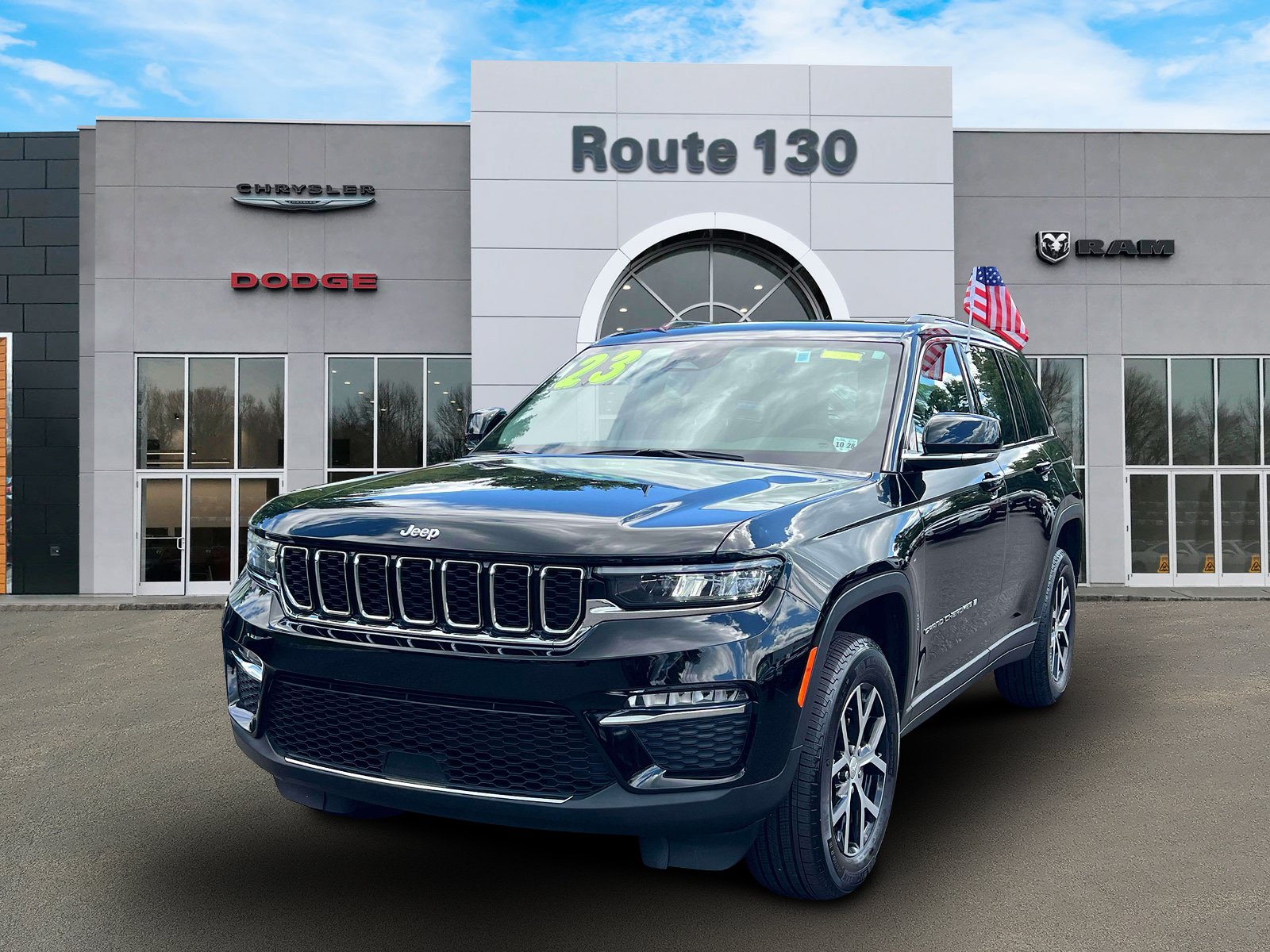 Used 2023 Jeep Grand Cherokee Limited AWD/4WD image 2