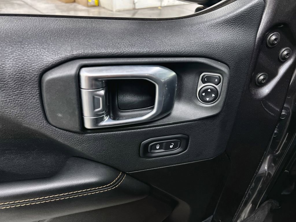Used 2025 Jeep Wrangler Unlimited Sahara AWD/4WD image 13