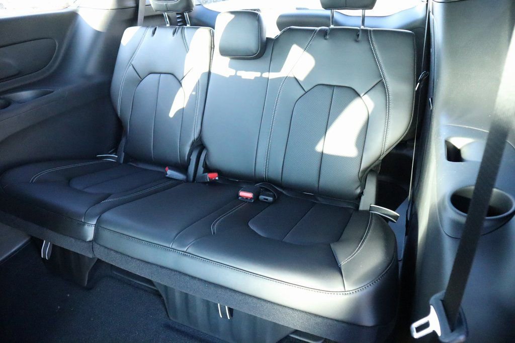 New 2026 Chrysler Pacifica Select image 13