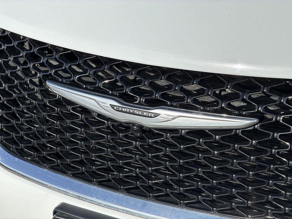 Used 2024 Chrysler Pacifica Limited FWD image 30