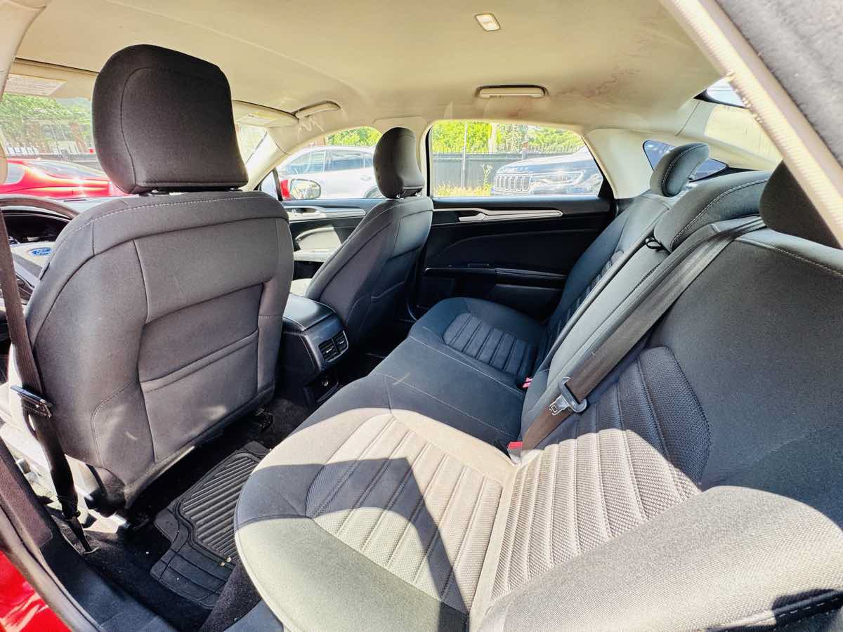 Used 2018 Ford Fusion SE w/ Fusion SE Technology Package FWD image 13