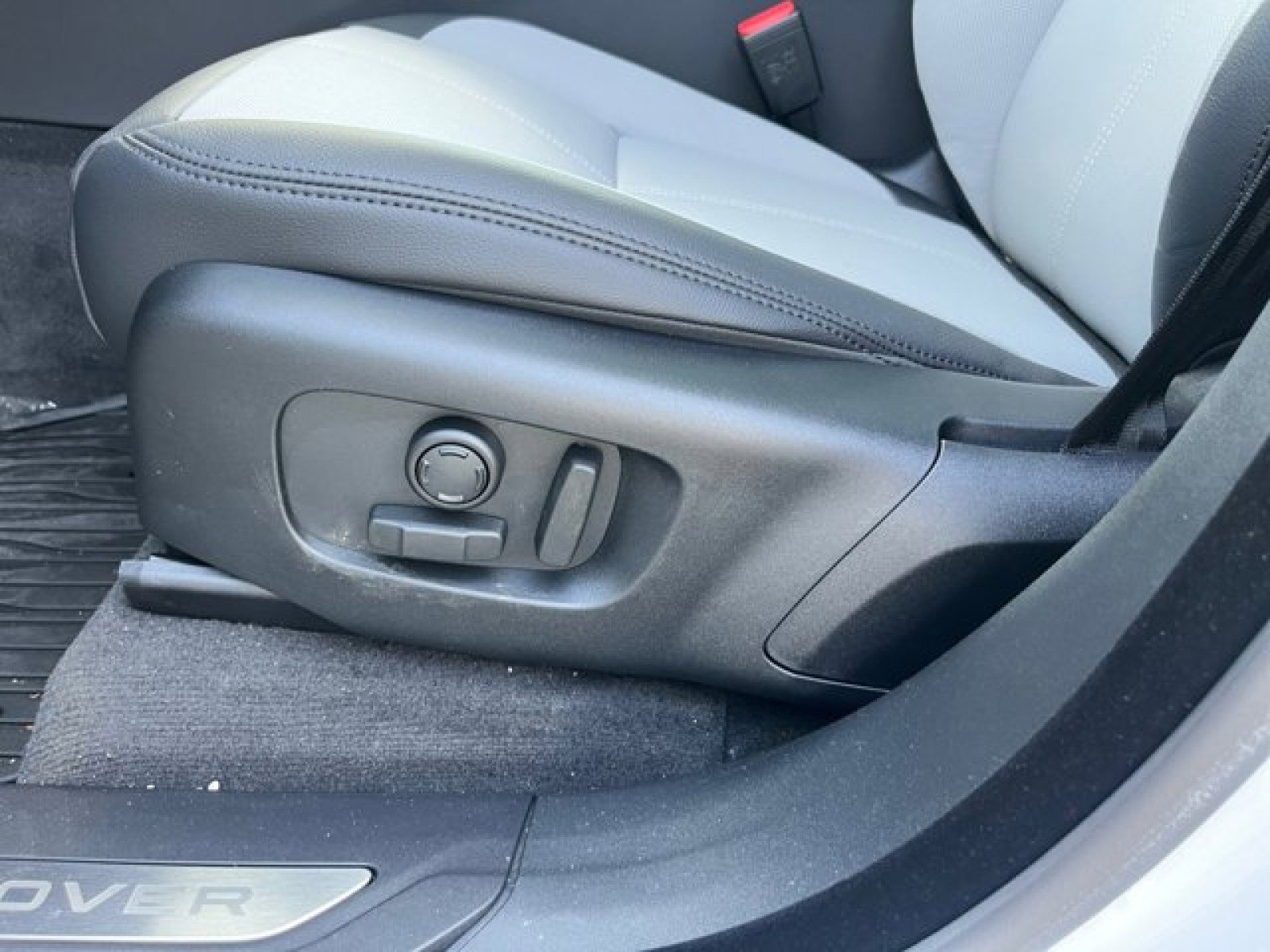 New 2025 Land Rover Range Rover Velar Dynamic SE image 11