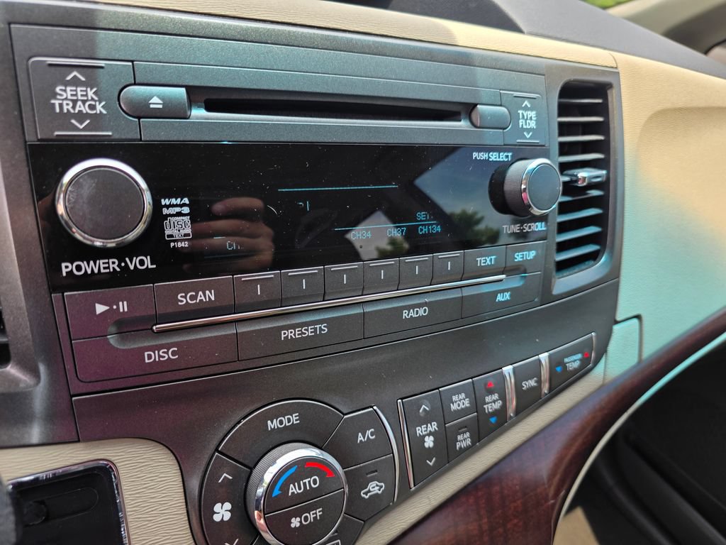 Used 2011 Toyota Sienna XLE FWD image 19