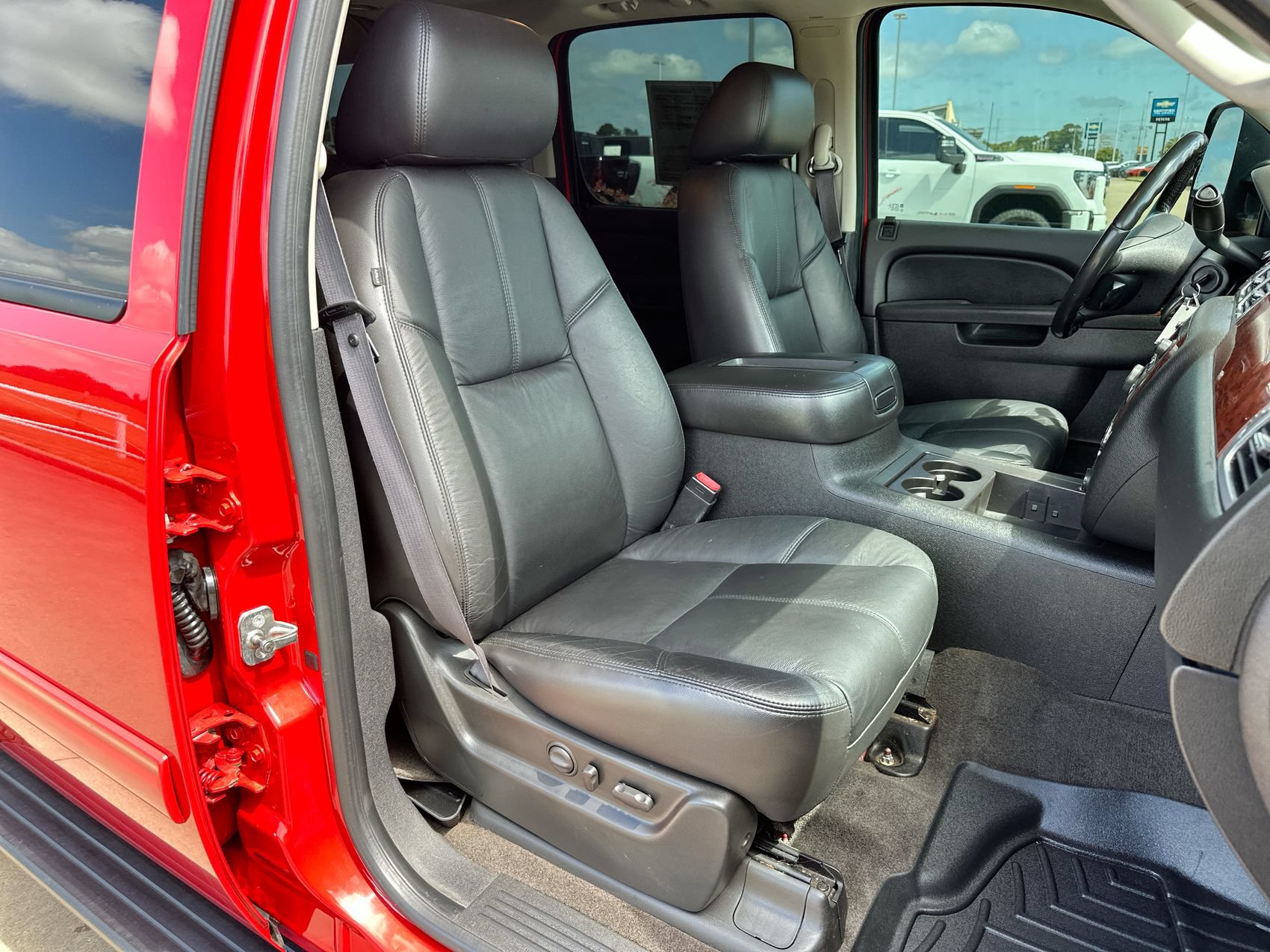 Used 2011 Chevrolet Suburban 2500 LT w/ Luxury Package AWD/4WD image 24