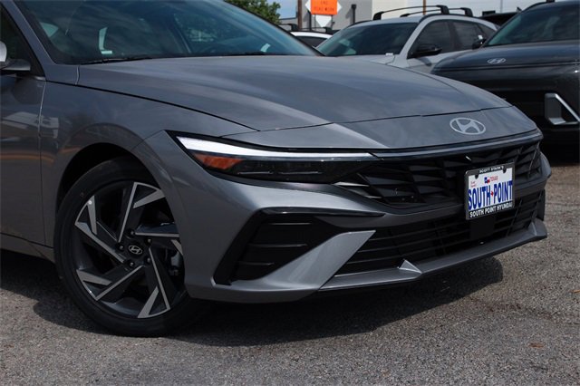New 2025 Hyundai Elantra Limited image 2
