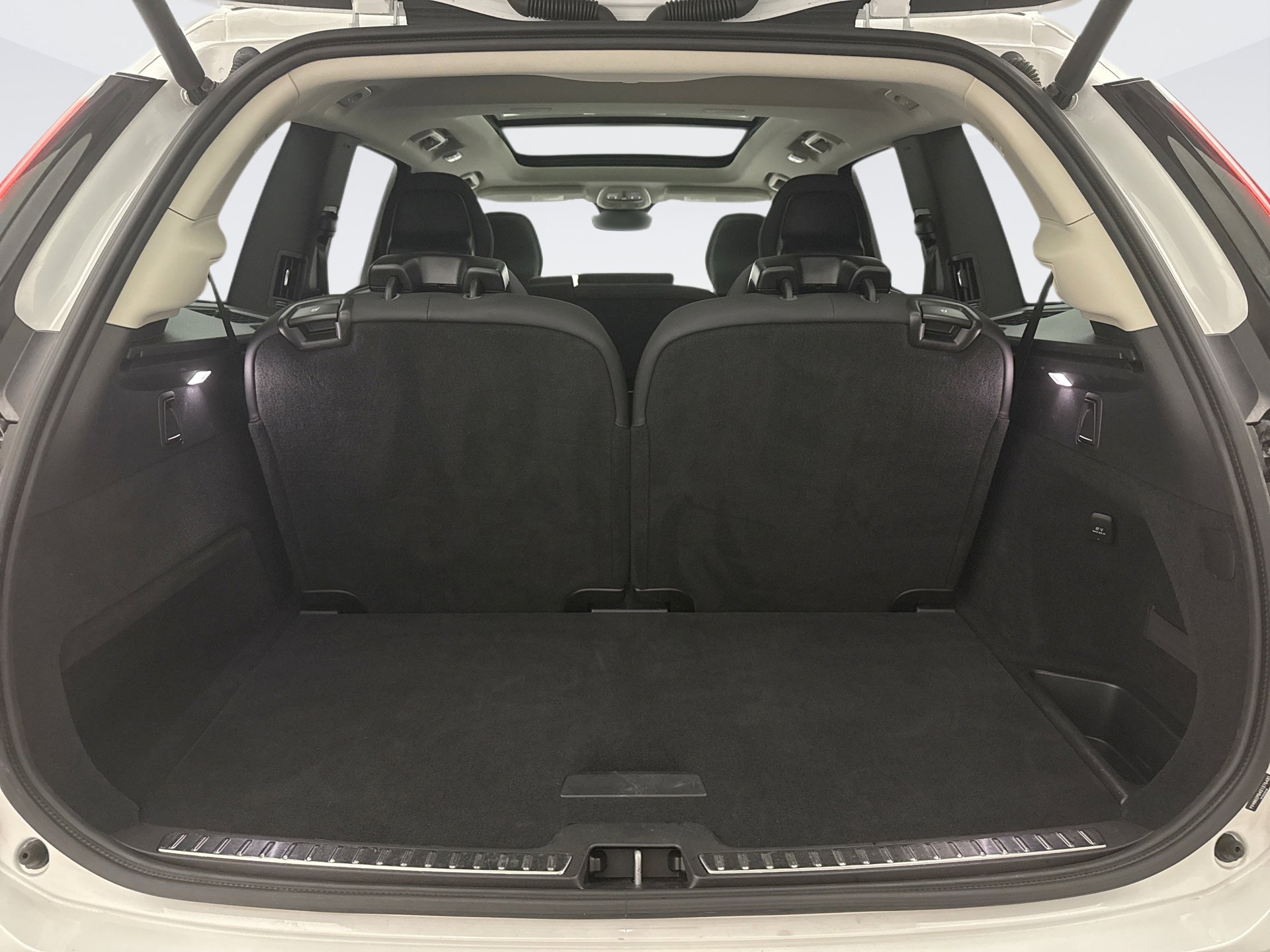 Used 2025 Volvo XC90 B6 Plus image 24