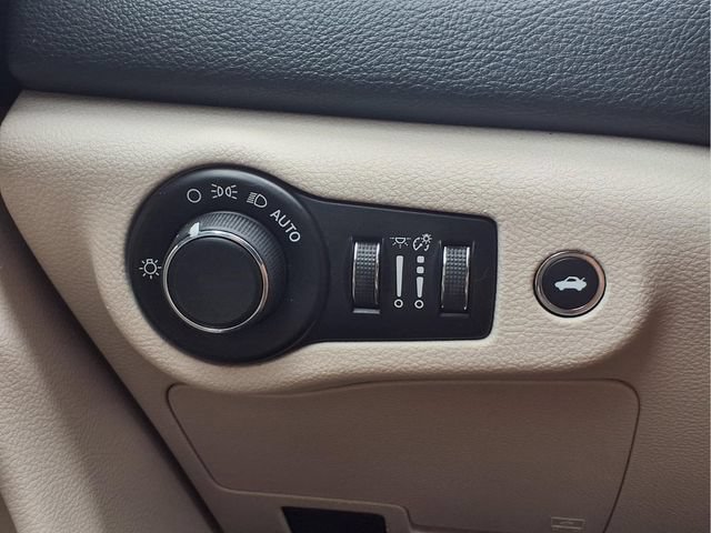Used 2015 Chrysler 200 Limited w/ Convenience Group FWD image 10