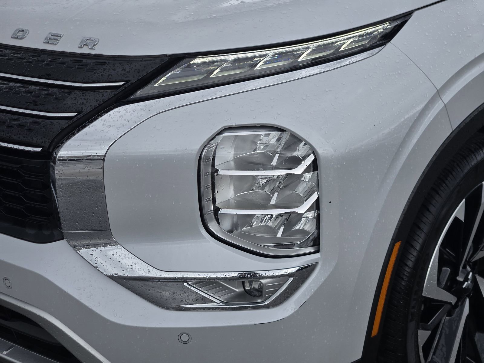 Used 2024 Mitsubishi Outlander SE image 9