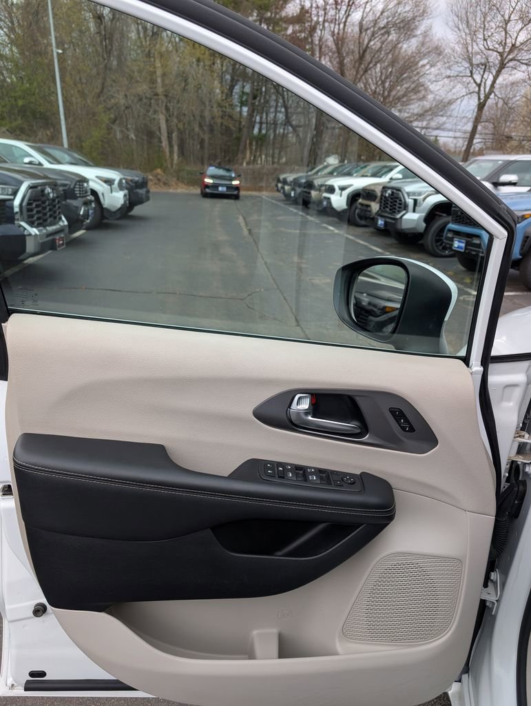 Used 2023 Chrysler Pacifica Touring-L FWD image 12