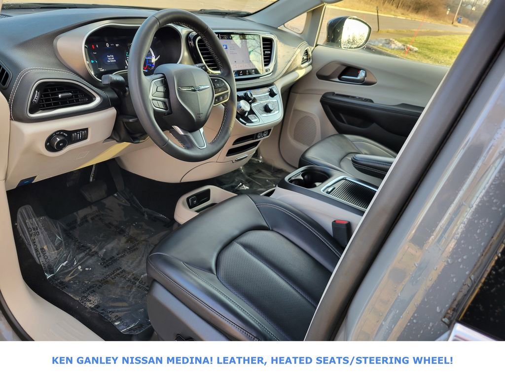 Used 2023 Chrysler Pacifica Touring-L image 25