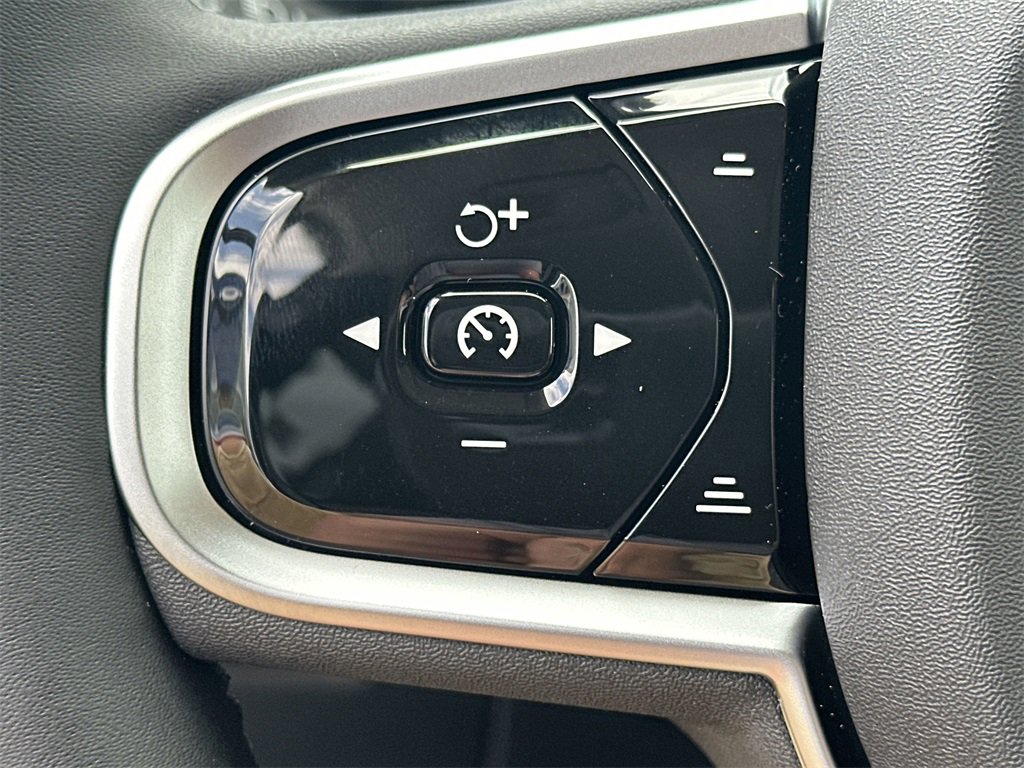 New 2025 Volvo XC90 T8 Plus w/ Protection Package Premier image 17