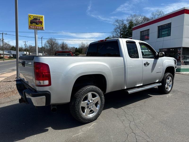 Used 2011 GMC Sierra 2500 SLE w/ SLE Preferred Package AWD/4WD image 4
