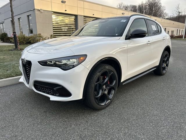 New 2025 Alfa Romeo Stelvio Sprint image 4