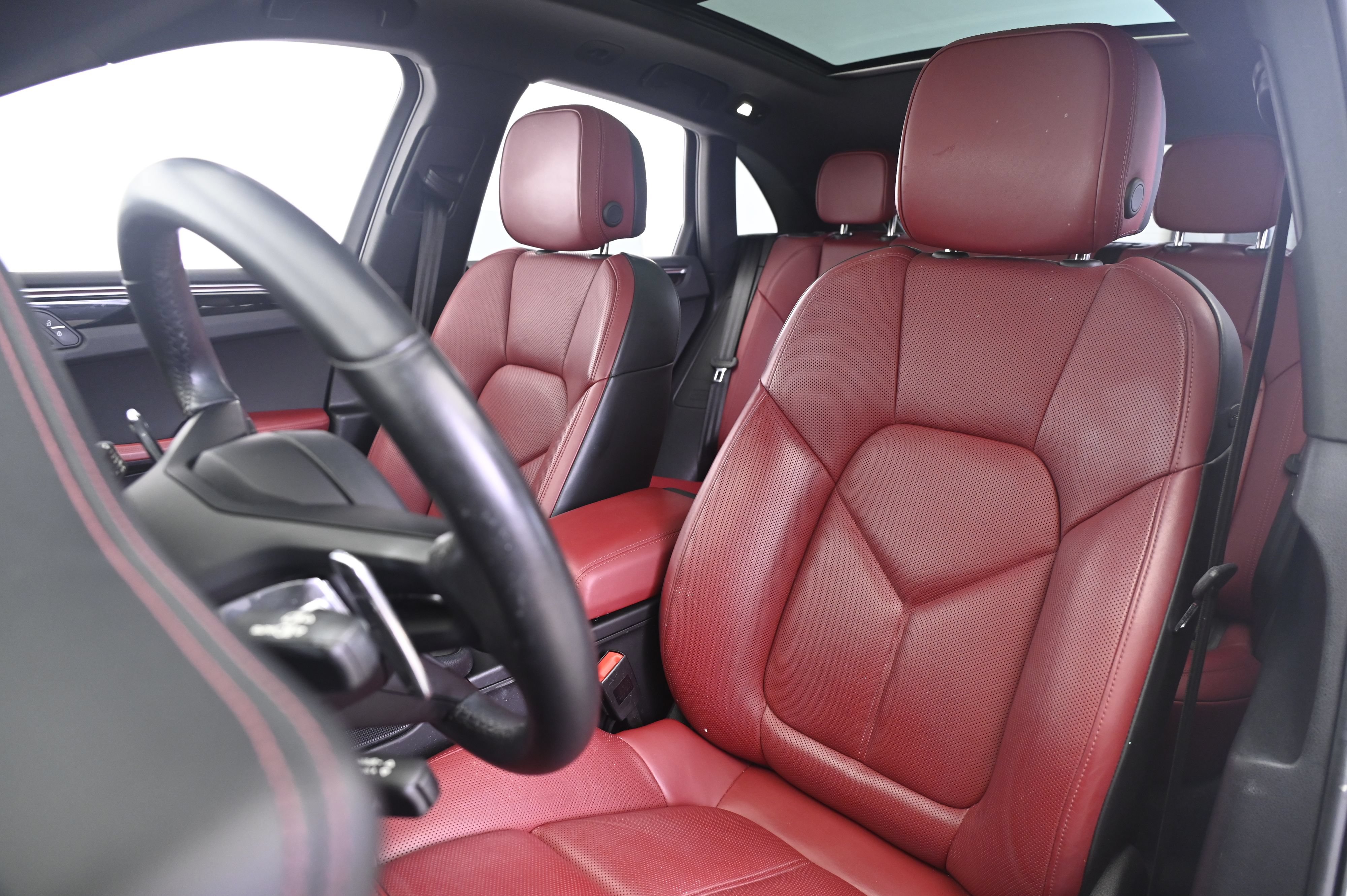 Certified 2022 Porsche Macan AWD/4WD image 30