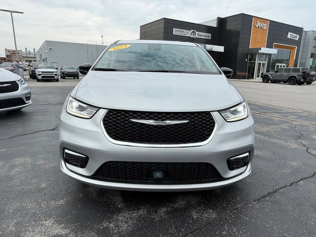 Used 2024 Chrysler Pacifica Touring-L FWD image 2