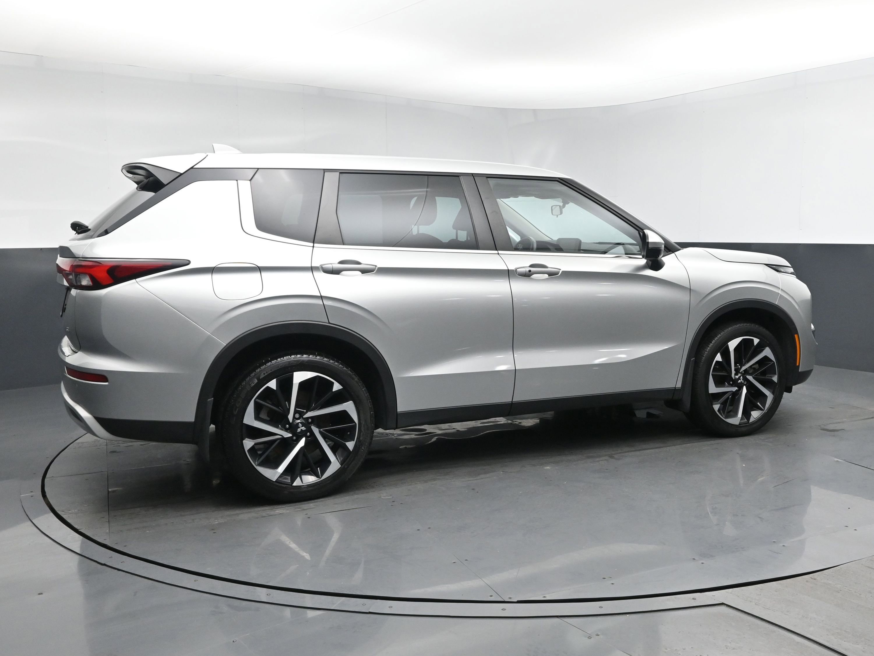 Used 2023 Mitsubishi Outlander SE image 3