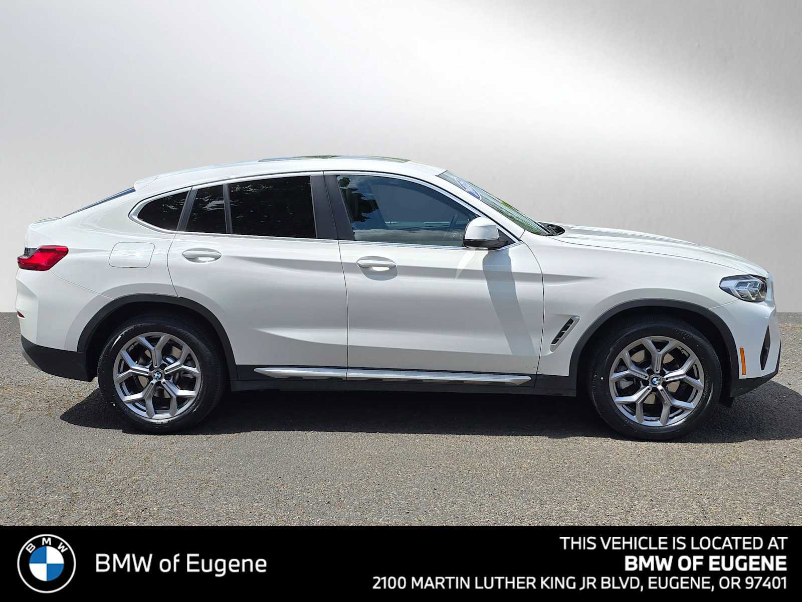 Used 2025 BMW X4 xDrive30i AWD/4WD image 2