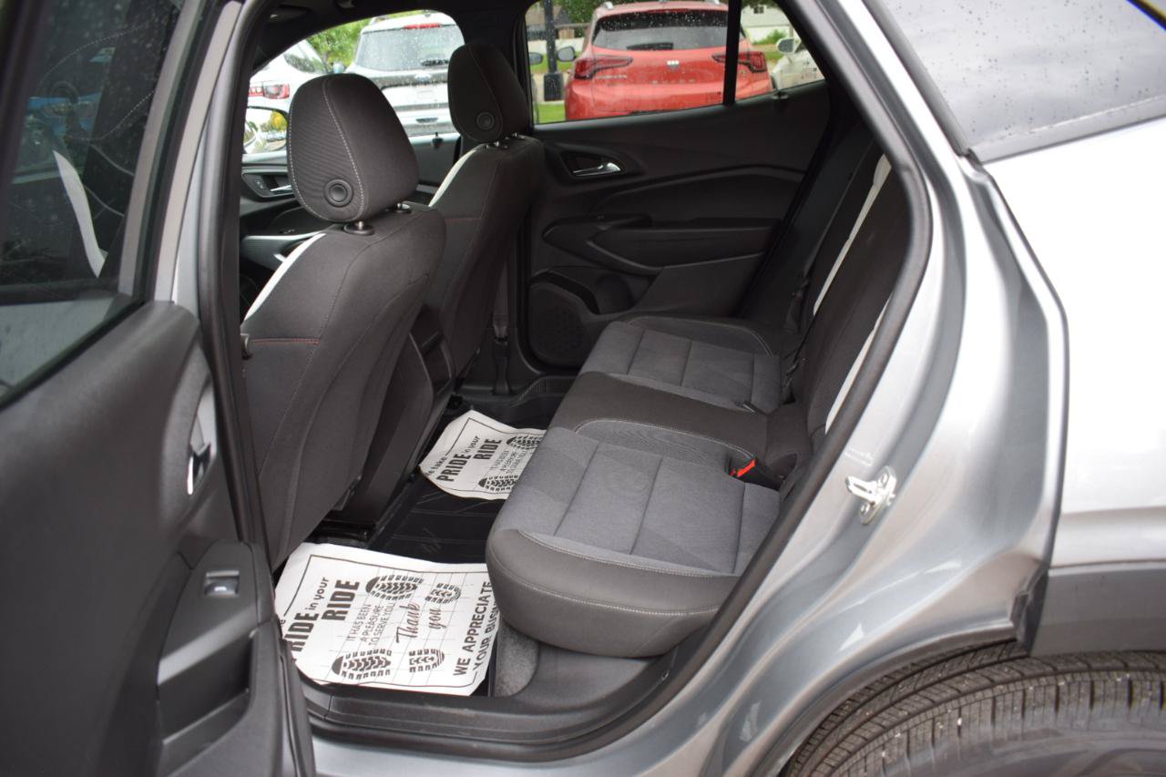 Used 2026 Chevrolet Trax RS w/ Sunroof Package FWD image 35