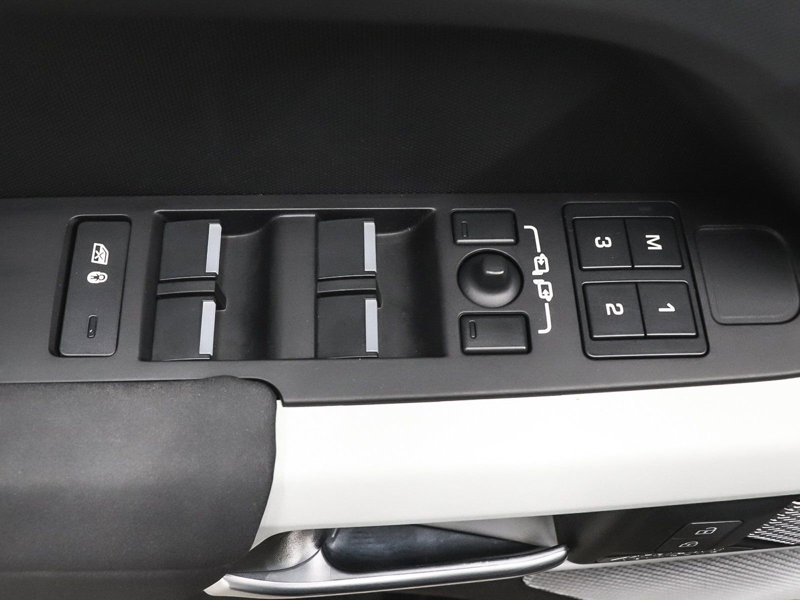 Used 2023 Land Rover Defender 130 X-Dynamic SE image 11