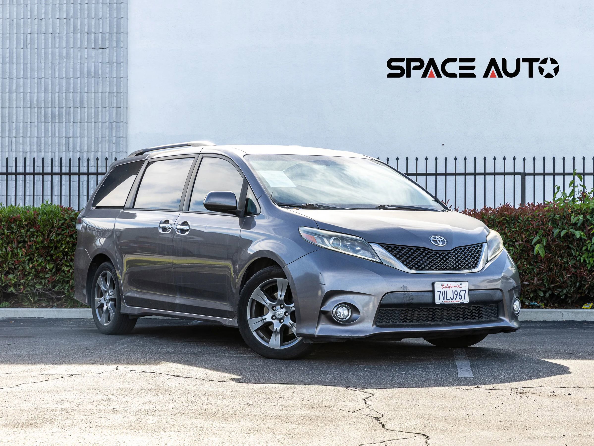 Used 2017 Toyota Sienna SE FWD image 1