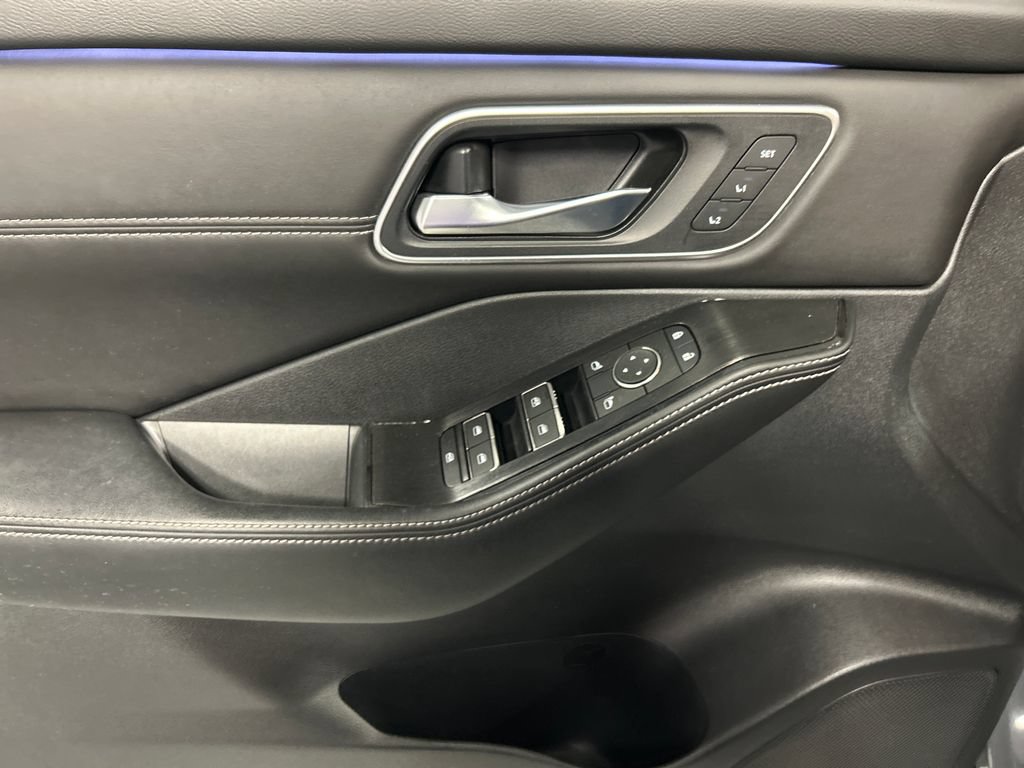Used 2024 Nissan Rogue Platinum AWD/4WD image 12