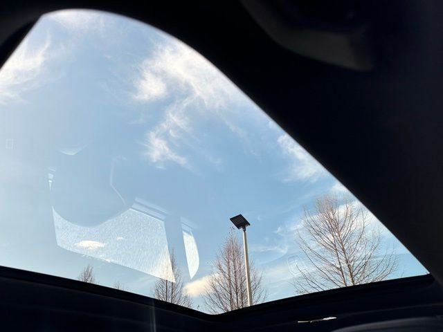 Used 2024 BMW 740i xDrive image 9