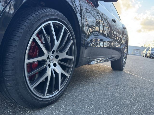 Used 2022 Maserati Levante Trofeo image 11