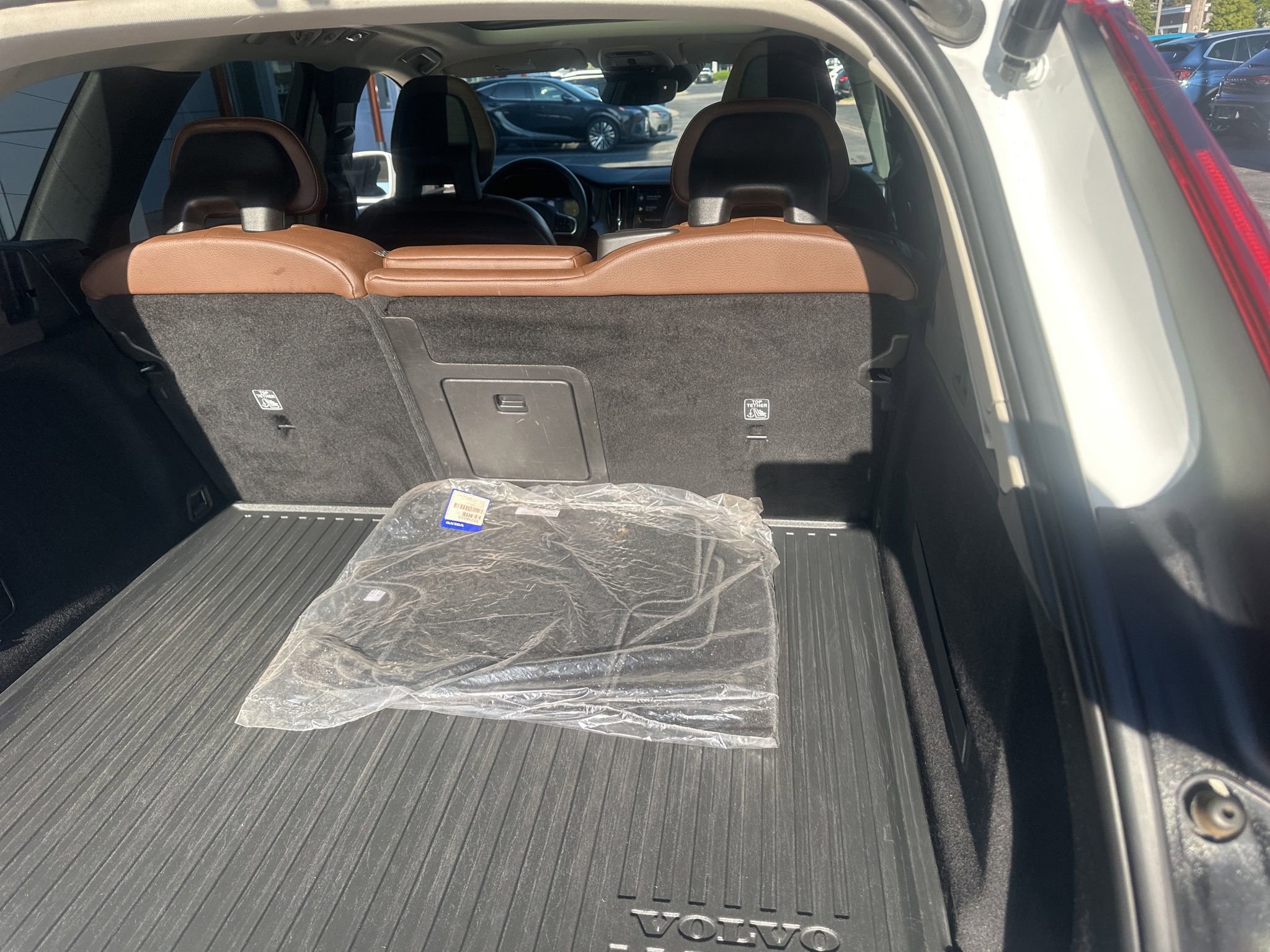 Used 2018 Volvo XC60 T5 Momentum w/ Convenience Package image 18