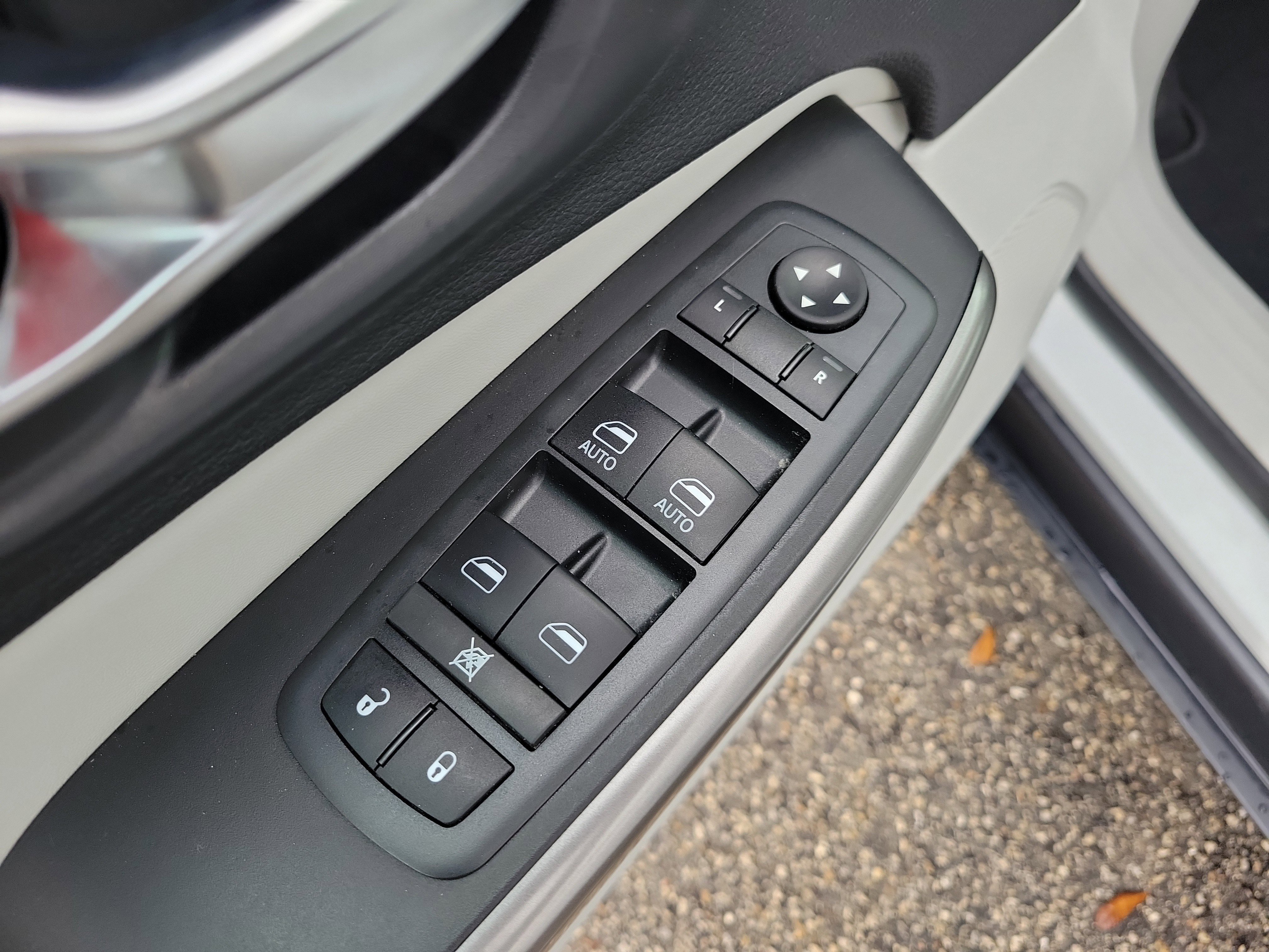 Used 2021 Jeep Cherokee Latitude Lux w/ Sun & Sound Group image 22