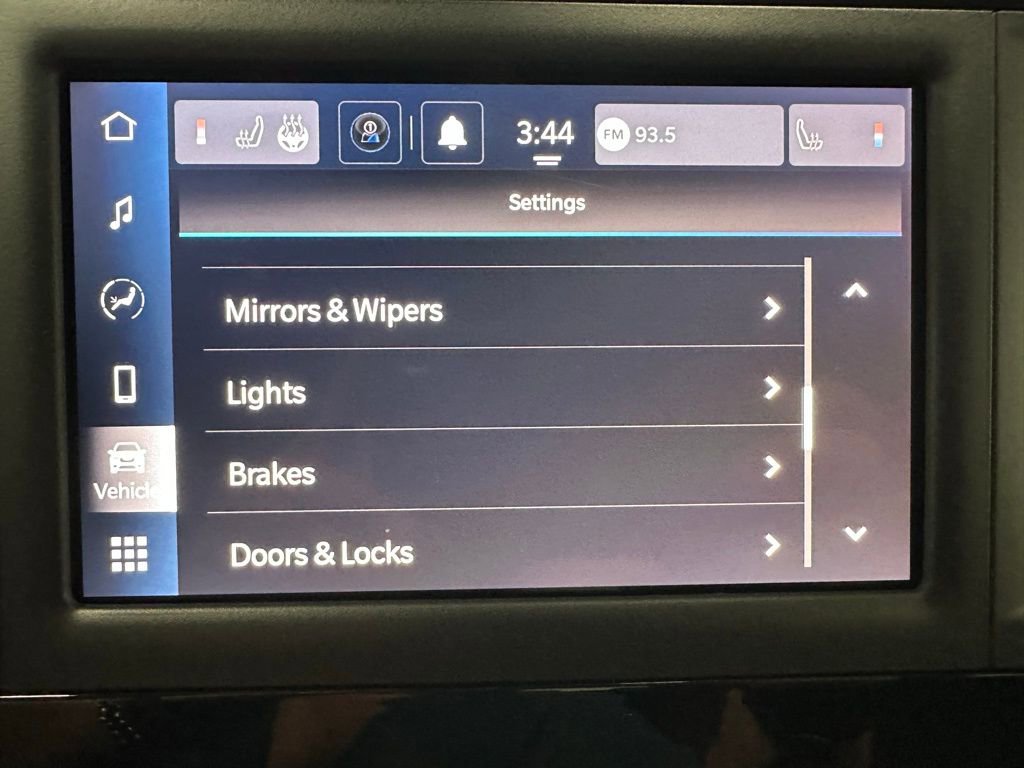 Used 2023 Chrysler Voyager LX image 32