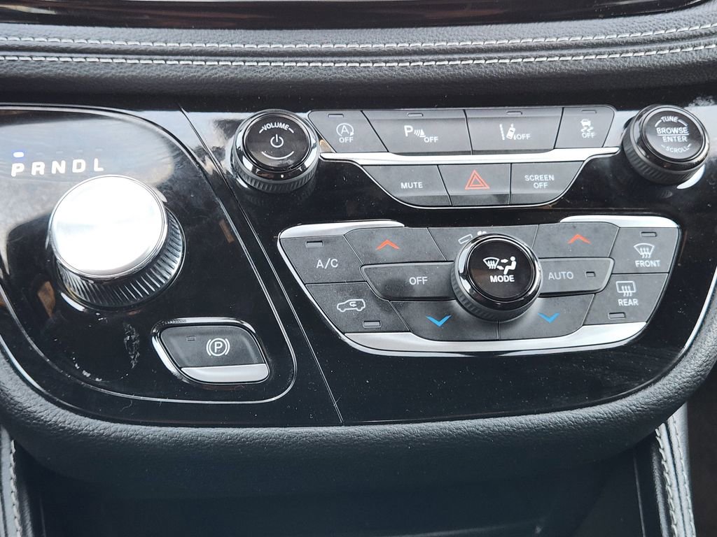 Used 2025 Chrysler Pacifica Limited image 19