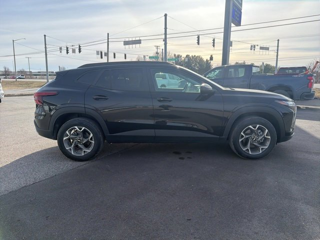 Used 2025 Chevrolet Trax LT w/ LT Convenience Package image 5