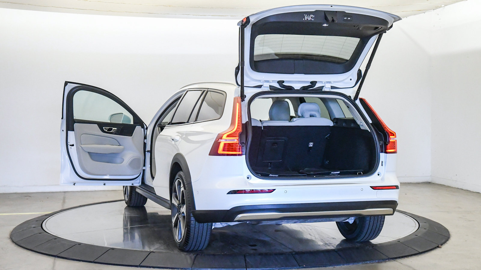 Certified 2025 Volvo V60 B5 Cross Country Plus AWD/4WD image 29