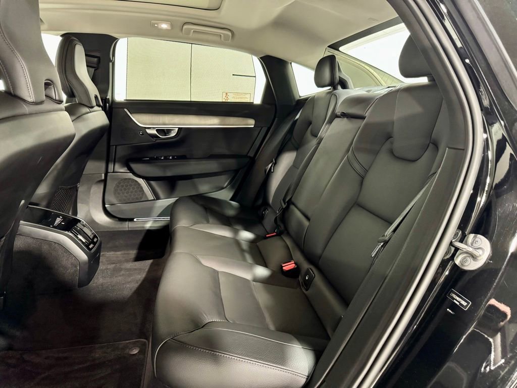Used 2023 Volvo S90 B6 Plus image 25