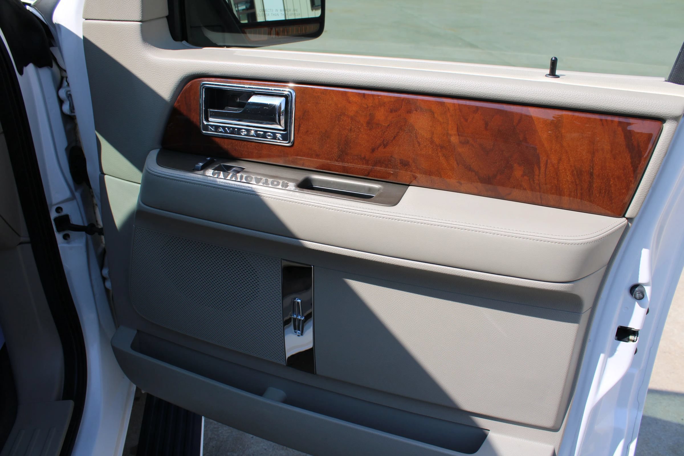 Used 2014 Lincoln Navigator L 4WD image 21