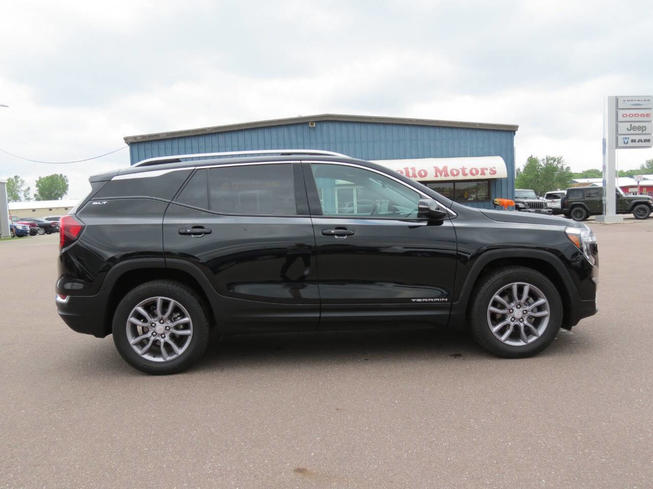 Used 2023 GMC Terrain SLT image 1