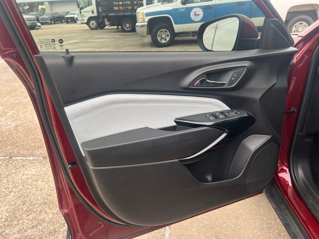 Used 2025 Chevrolet Trax LT w/ LT Convenience Package FWD image 10