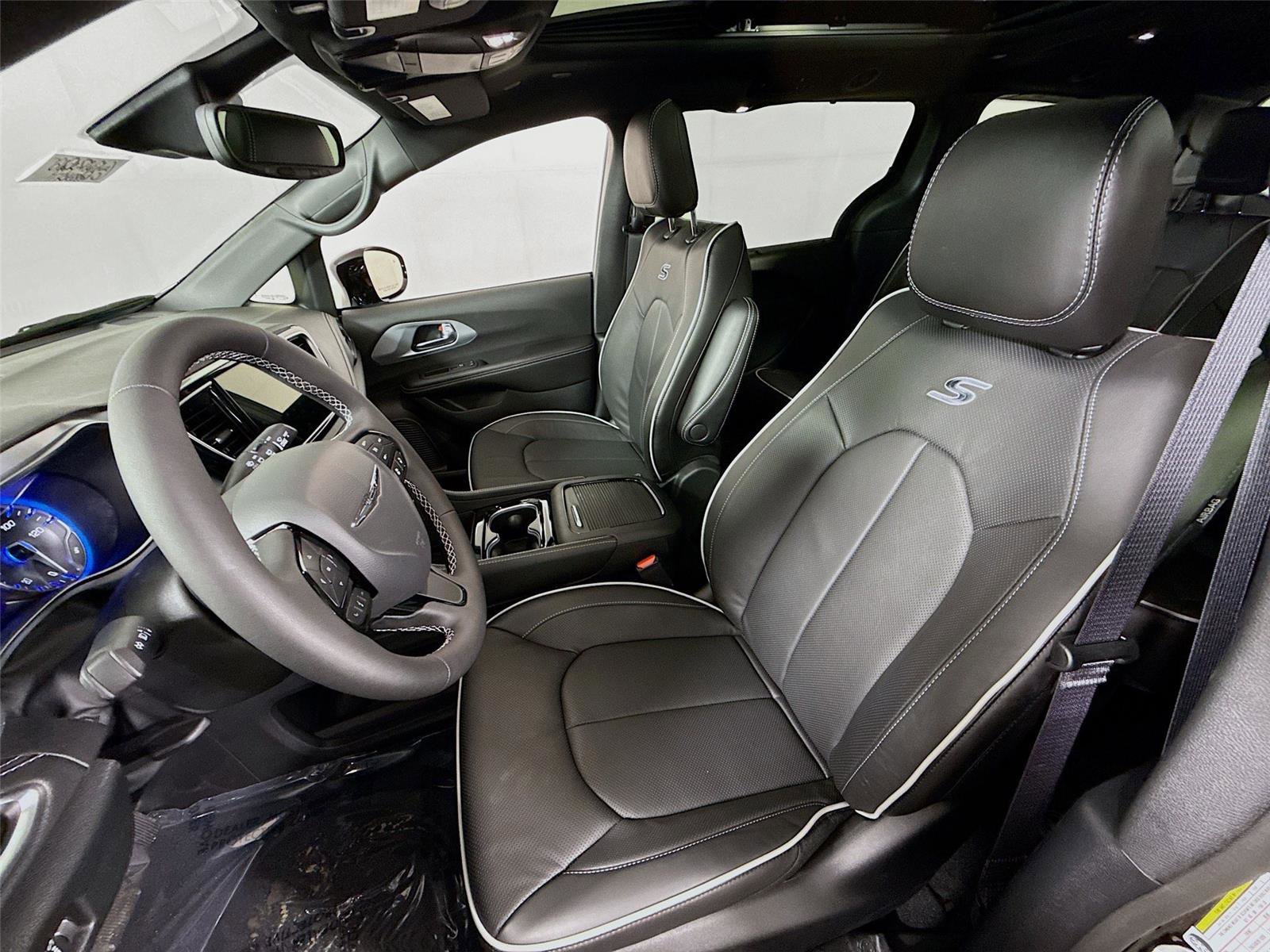 New 2026 Chrysler Pacifica Limited image 16