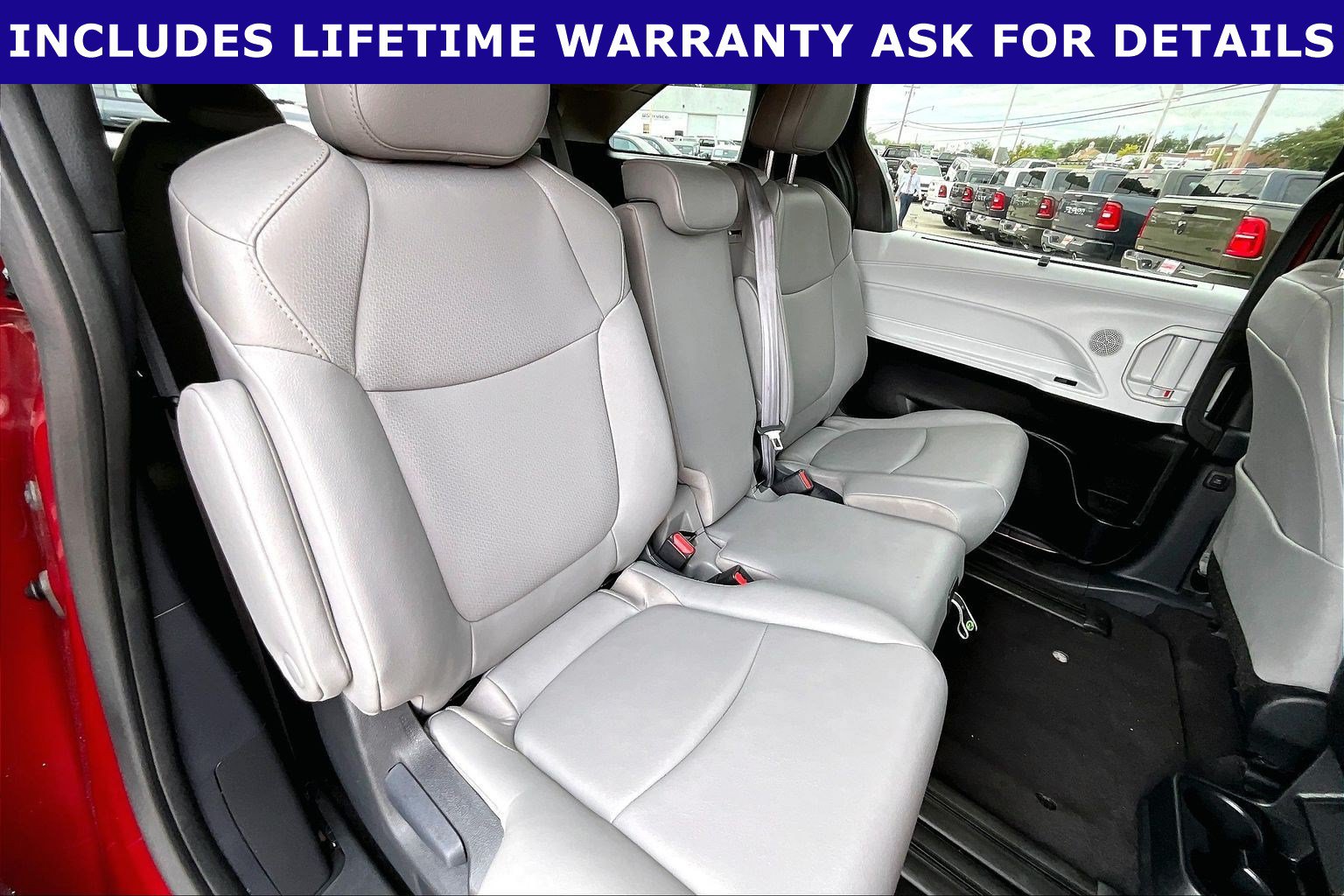 Used 2025 Toyota Sienna XLE FWD image 23
