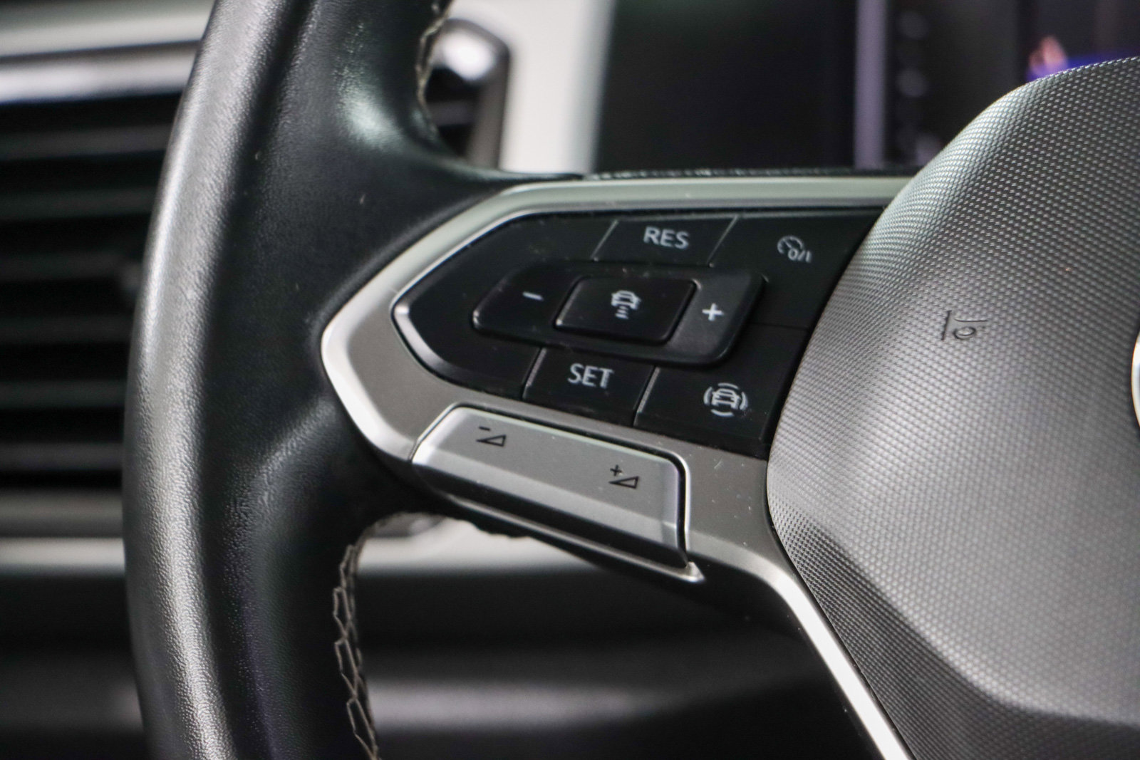 Used 2022 Volkswagen Atlas Cross Sport SE image 13