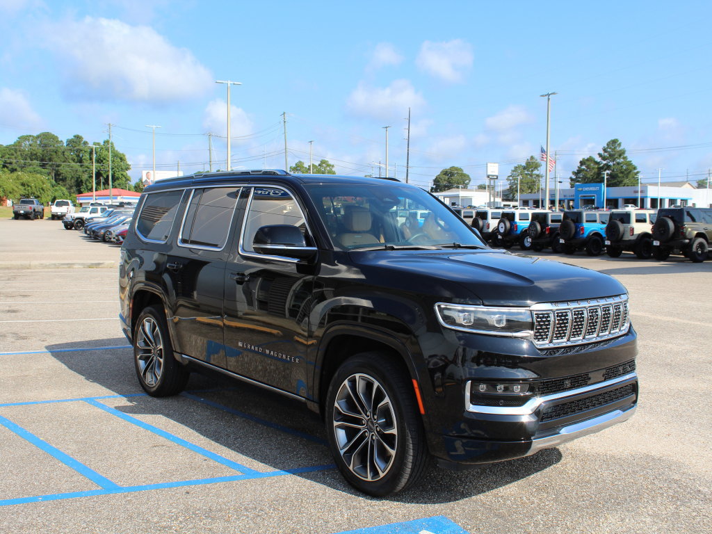 Used 2023 Jeep Grand Wagoneer Series III w/ Rear Seat Video Group 1 AWD/4WD image 3
