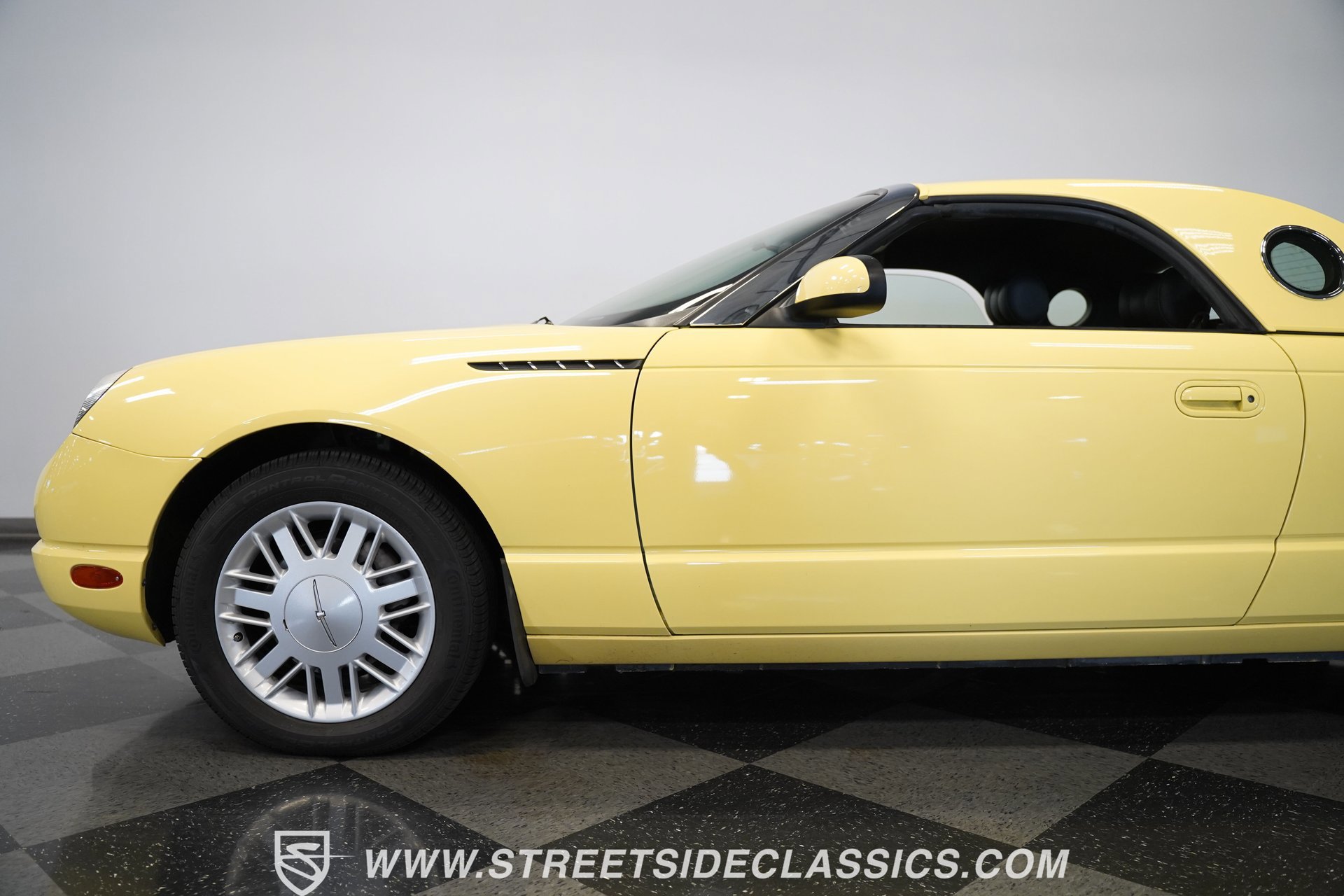 Used 2002 Ford Thunderbird image 25