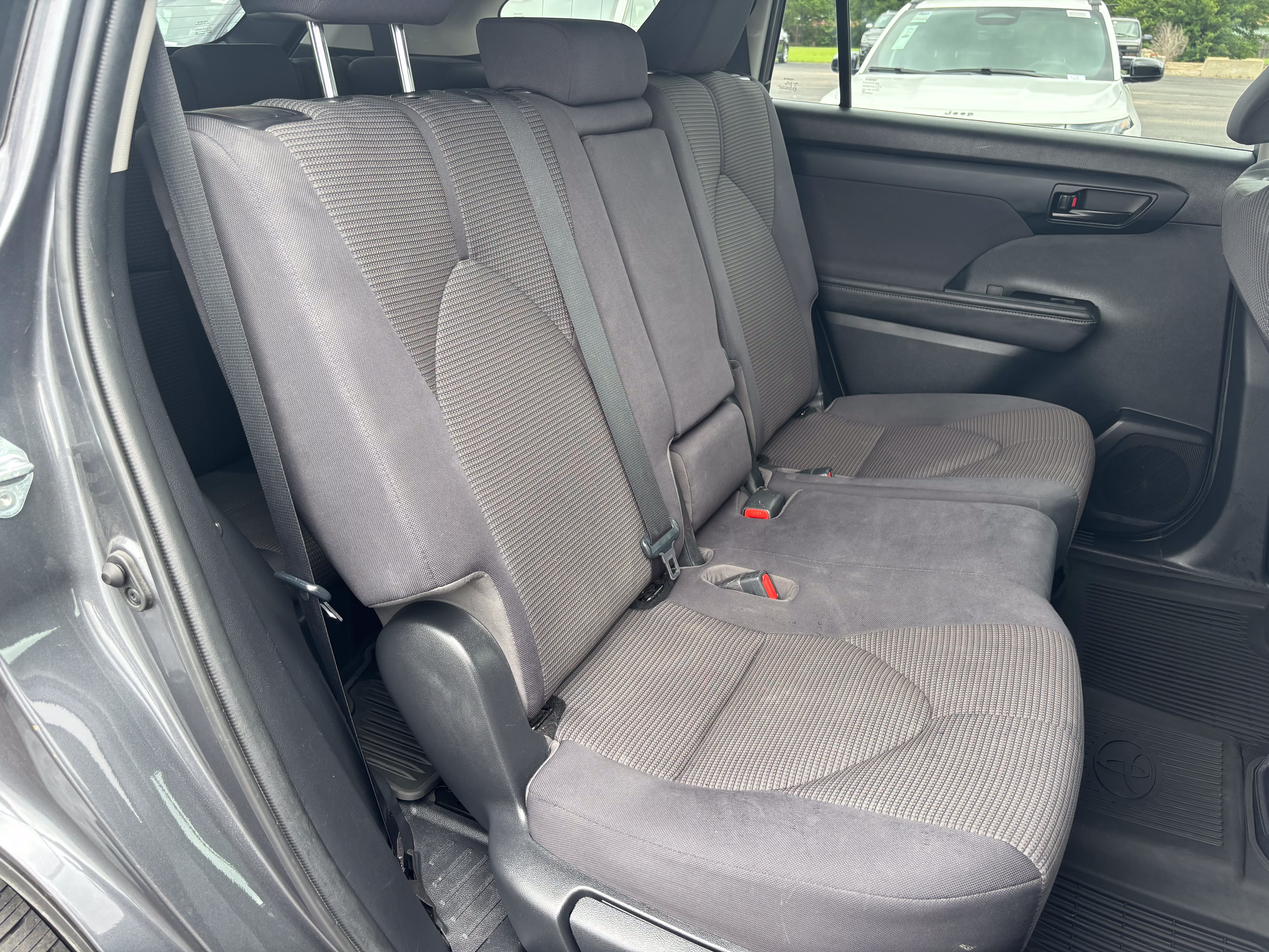Used 2020 Toyota Highlander L FWD image 25