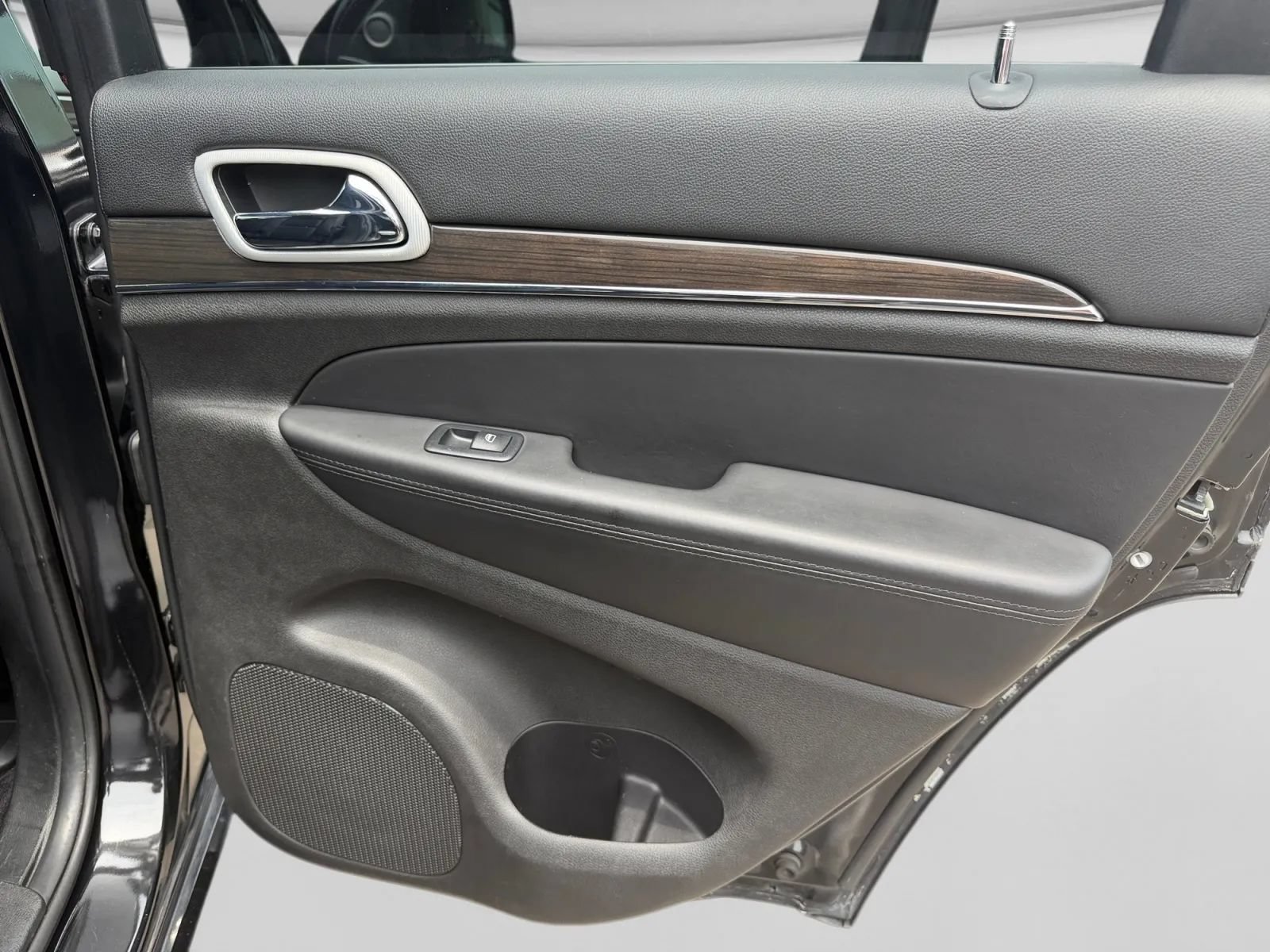 Used 2018 Jeep Grand Cherokee Overland w/ Interior Metal Package RWD image 30